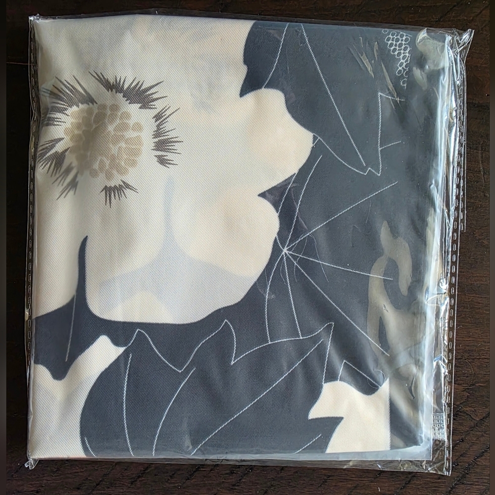 NWT Luxury Monochrome Floral Silky Square Scarf Black & White Botanical Wrap 35" - Picture 7 of 8